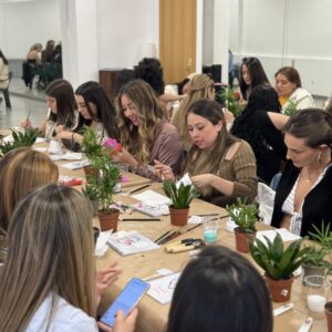Macetas con Amor: Pinta, Planta y Conéctate